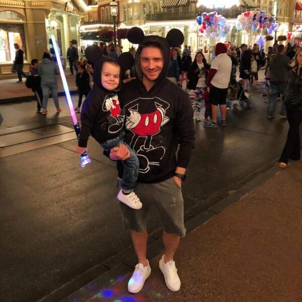 Сергей Лазарев поделился в Instagram милым фото с сыном из Disney Magic Kingdoms
