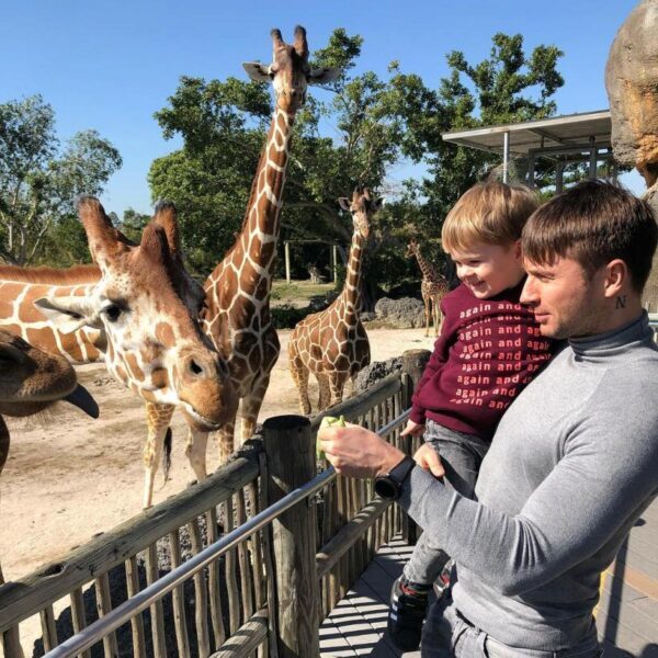 Сергей Лазарев показал в Instagram милое фото с сыном из зоопарка