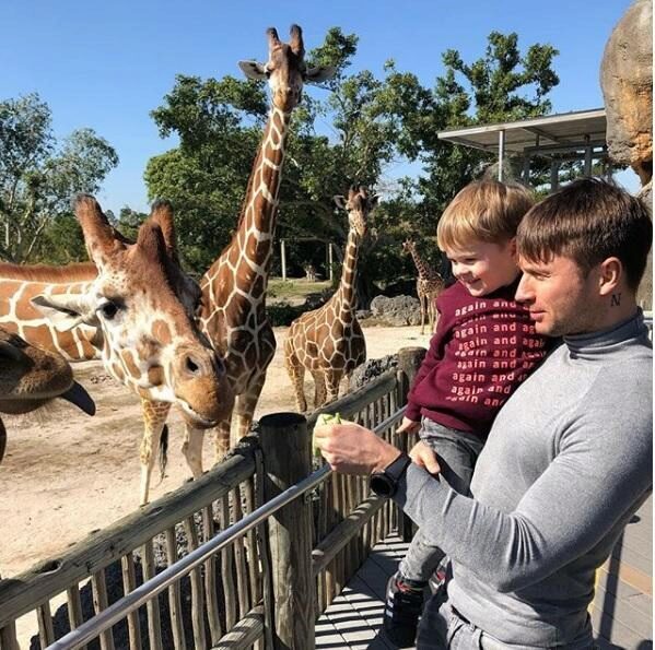 Сергей Лазарев показал в Instagram милый снимок с сыном из зоопарка