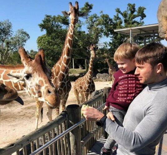 Сергей Лазарев рассказал, как они с сыном кормили жирафов