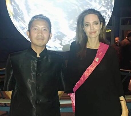 СМИ: У Джоли романтические отношения с камбоджийским режиссером
