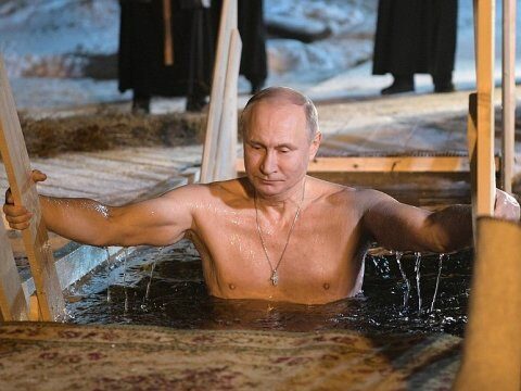 Странно перекрестившегося в проруби Путина заподозрили в тайном католичестве