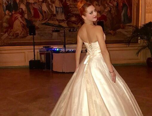 Свадебное платье Марины Анисиной вызвало бурю эмоций в Сети?