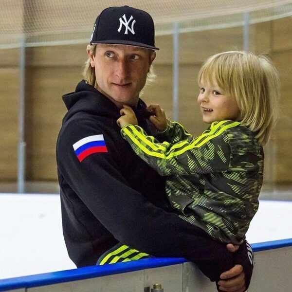 Сын Плющенко и Рудковской откровенно рассказал о "несчастливом детстве"