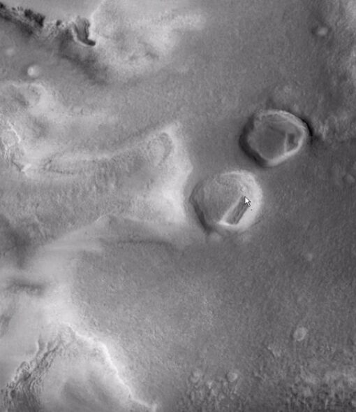 Уфолог заметил на Марсе прямоугольные подземные ходы инопланетян