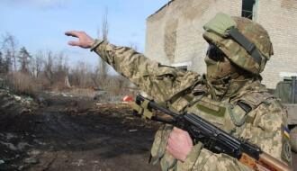 Украинские военные взяли в плен раненого боевика