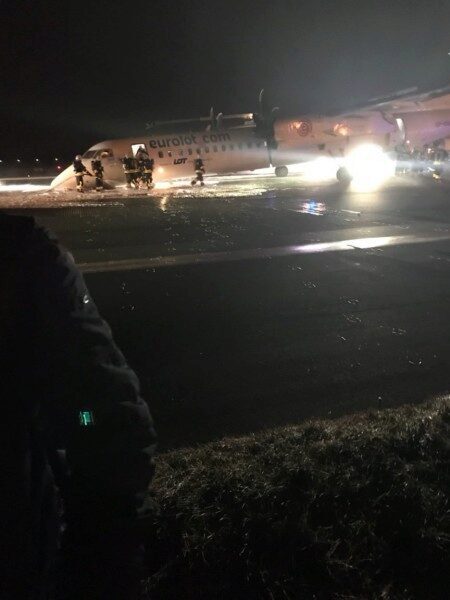 В аэропорту Варшавы приземлился самолет без шасси