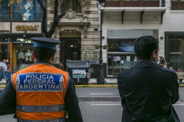 В Аргентине мать предлагала свою 15-летнюю дочь на сайте проституток