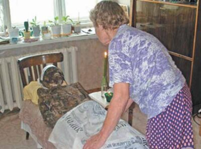В Архангельске мать разрыла могилу сына и четыре года жила с его трупом