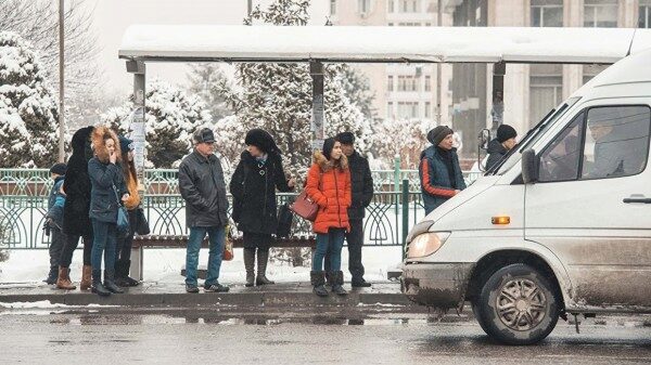 В Астрахани на видео сняли, как мужчину выкинули из маршрутки