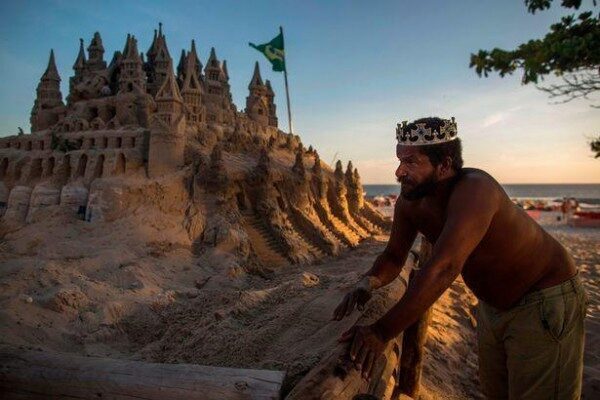 В Бразилии мужчина 22 года живёт на пляже в замке из песка