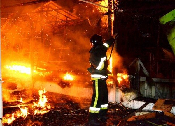 В центре Ростова-на-Дону горит двухэтажный дом