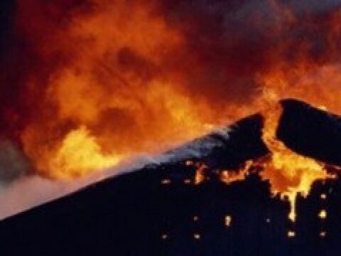 В центре Саратова тушат крупный пожар