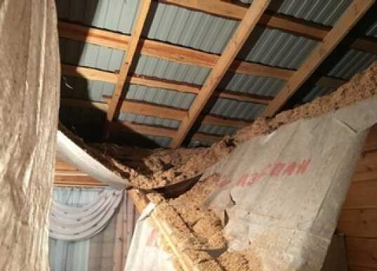 В четырехквартирном доме для сирот обрушился потолок.