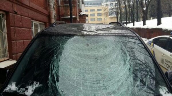 В Днепре ледяные глыбы с крыш разбивают автомобили: появились фото