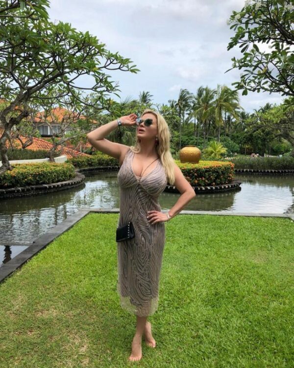 В Instagram Анна Семенович показала пышный бюст в легком платье