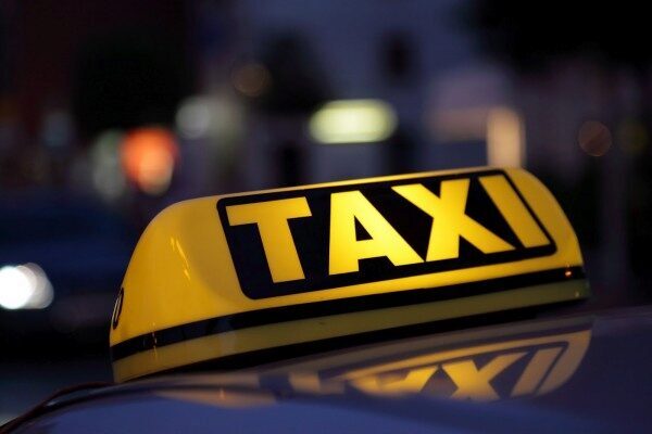 В Калуге таксист обобрал клиента на 167 тысяч рублей