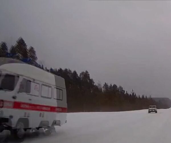 В Коми очевидцы сняли на видео, как машина «скорой» едет без заднего колеса