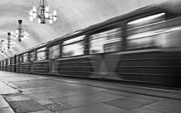 В московском метро поезд запутался в незакрепленном кабеле