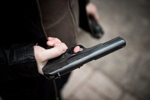 В Москве хам за рулём пистолетом пугал семью