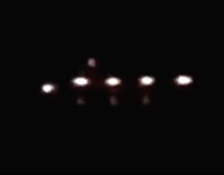 В небе над США очевидцы засняли огромный необычный НЛО со светящимися огнями