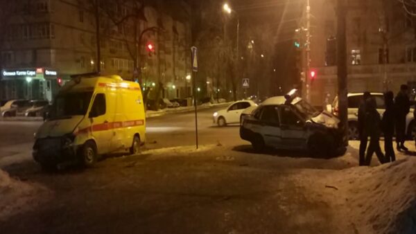 В Нижнем Новгороде столкнулись автомобили скорой помощи и полиции