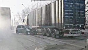 В Новосибирске собрались пробки из-за массового ДТП на травмайных путях