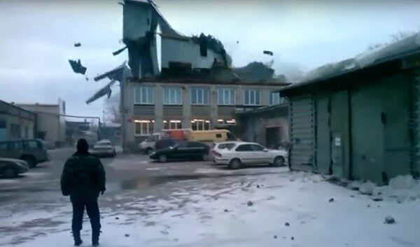 В Новосибирской области ветер сорвал со школы крышу