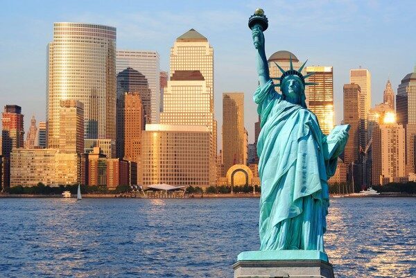 В Нью-Йорке закрыли статую Свободы из-за нехватки финансов
