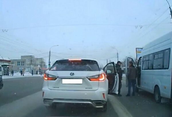 В Омске драка таксиста и водителя маршрутки попала в Сеть