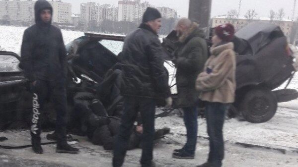 В Петербурге BMW врезалась в столб и развалился на две части