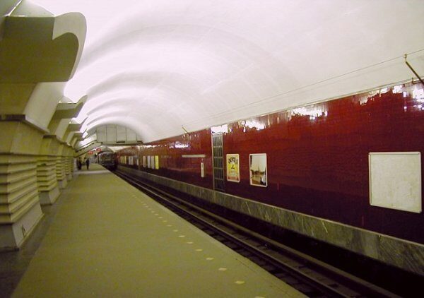 В Петербурге станция метро «Невский проспект» открыта после проверки
