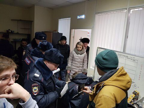 В региональных штабах Навального прошли обыски и задержания