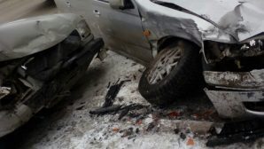 В результате жесткой аварии в Барнауле легковушке оторвало колесо