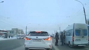 В Сеть попало видео драки таксиста и водителя маршрутки в Омске