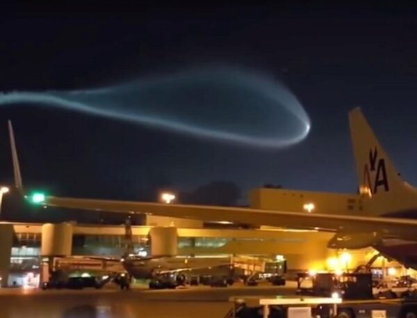 В Сеть выложили видео пролетающего над аэропортом США НЛО