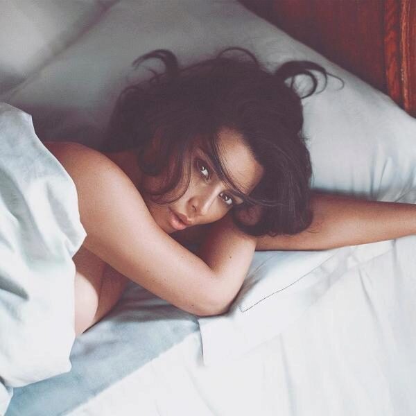В Сети появилось фото полуобнаженной Ким Кардашьян в постели