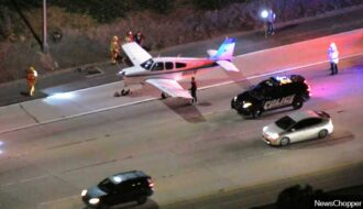 В США самолет совершил экстренную посадку на автомагистраль
