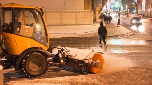 В столице РФ водителей просят не создавать помех снегоуборочным машинам