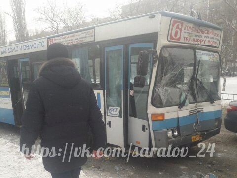 В столкновении рейсовых автобусов в Саратове пострадали два человека