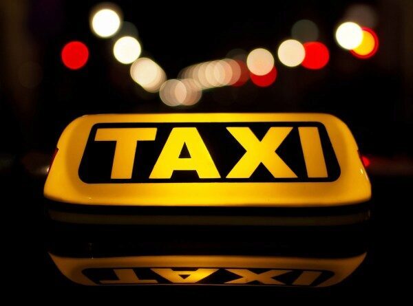 В Уфе из-за пьяного пассажира такси протаранило отделение полиции