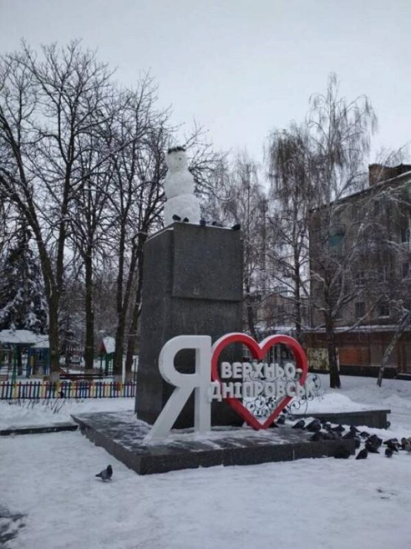 В Верхнеднепровске памятник Ленина заменили снеговиком