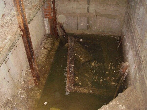 В Волгограде в затопленном подвале дома утонул 79-летний пенсионер