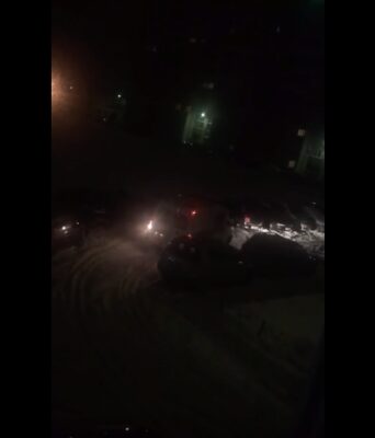 В Воронеже на видео сняли "скорую", застрявшую во дворе в снегу