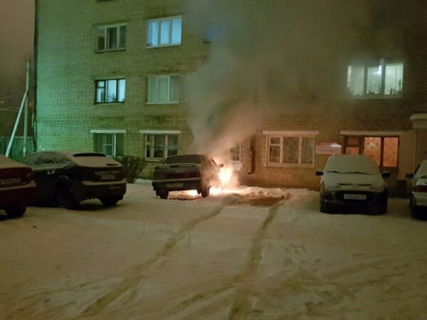 В Йошкар-Оле прохожий тушил снегом горящий автомобиль