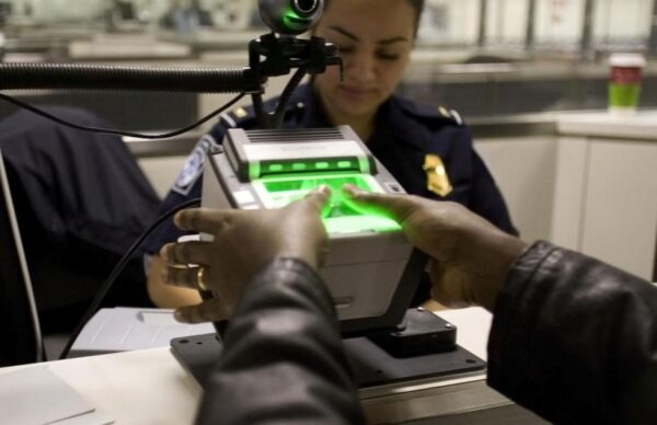 В аэропортах США у иностранцев отберут гаджеты за отказ назвать пароль