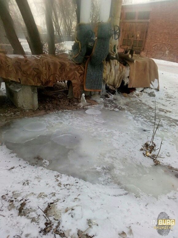 В Екатеринбурге из-за морозов перемерз водовод: жители отогревают его коврами и поролоном