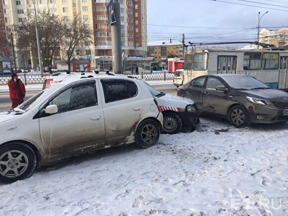 В Екатеринбурге у водителя отказали тормоза, и он протаранил четыре машины и троллейбус