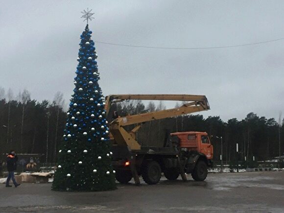 В Ленинградской области власти просят вернуть украденные пластиковые шары с городской елки