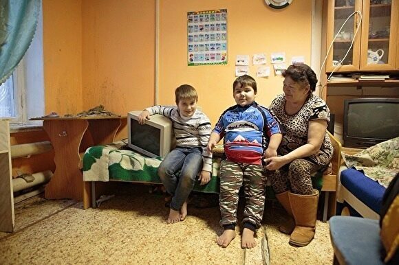 В мэрии Челябинска пообещали не разлучать бабушку и внуков, жилье которых топят фекалии